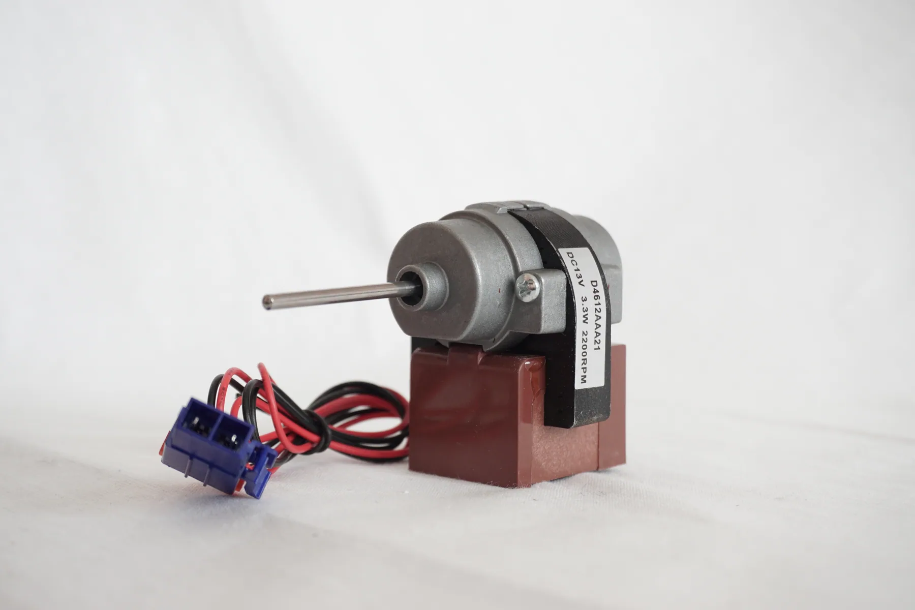 Вентилятор Daewoo, Bosch, 12-13V, 3.3W, 2050Rpm 601067, D4612AAA21(шток Ø-3,17мм, L-38мм)